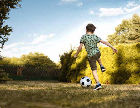 Gipfel und Grat Finanzagentur GmbH, Ravensburg, Kind mit Fussball, Haftpflichtversicherung